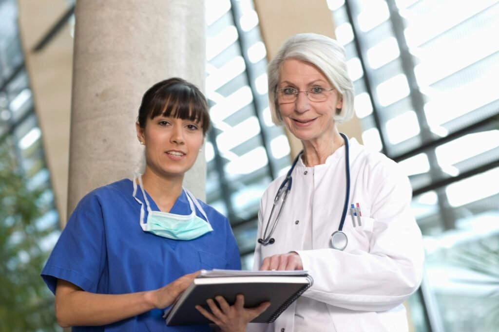 Scrub nurse and woman doctor